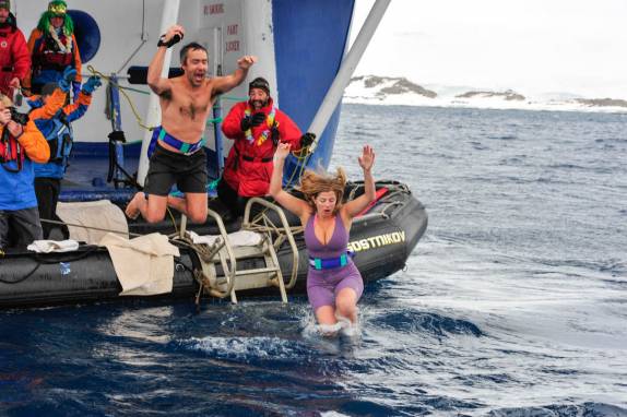 A hora da verdade! Polar plunge nas águas polares de Brown Bluff, na Antártida (foto de Vladimir Seliverstov)